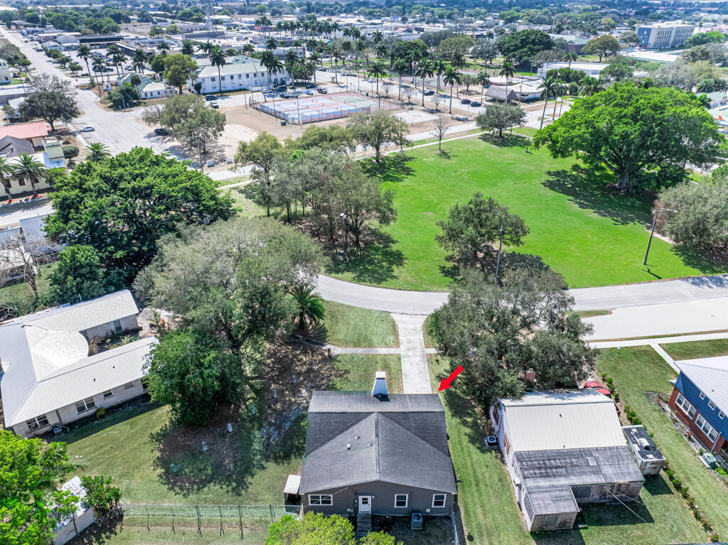 416 Deane Duff Street Clewiston, FL 33440 - Photo 33 of 45 an aerial view of a house with swimming pool and outdoor space