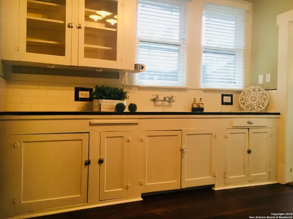 $2,095 | 1118 West W Mistletoe Avenue, San Antonio, TX 78201