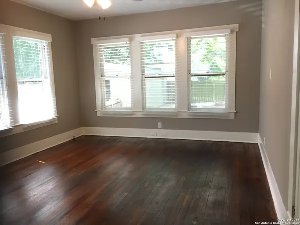 $2,095 | 1118 West W Mistletoe Avenue, San Antonio, TX 78201