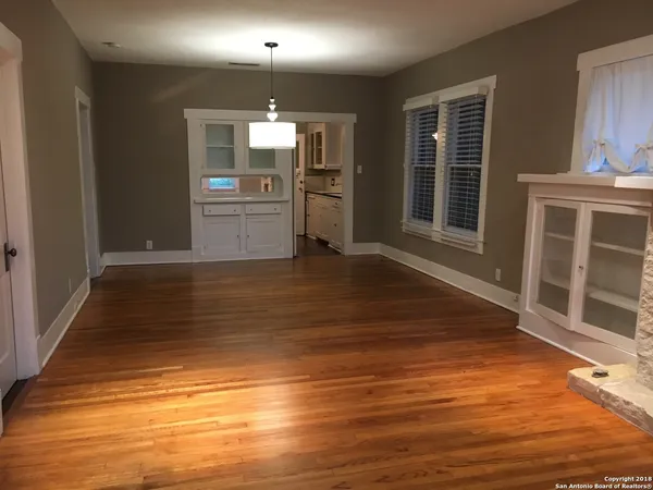 $2,095 | 1118 West W Mistletoe Avenue, San Antonio, TX 78201