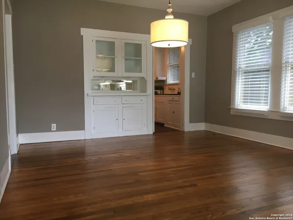 $2,095 | 1118 West W Mistletoe Avenue, San Antonio, TX 78201