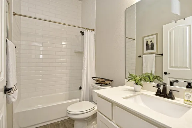 a view of a livingroom with a workspace