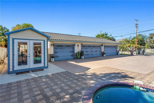 a black and white photo of a living room