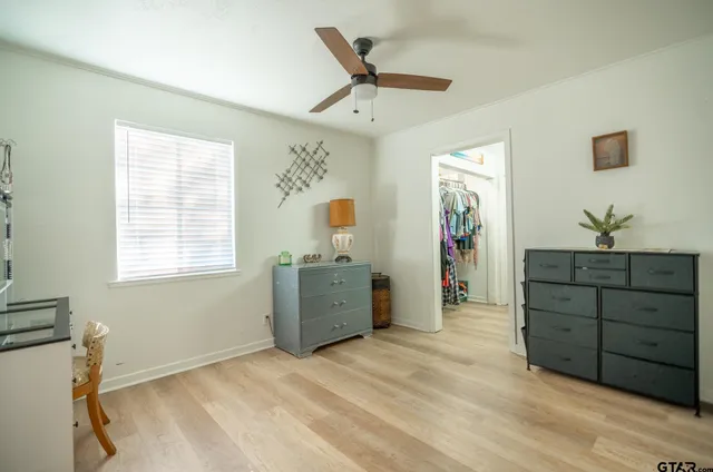 a view of a livingroom with furniture
