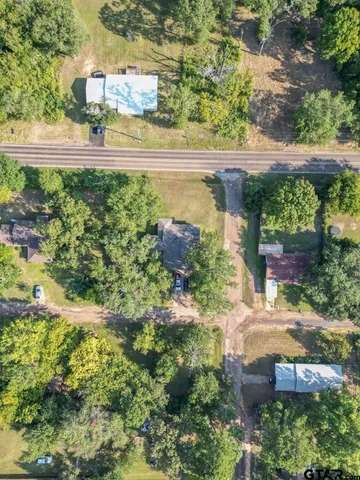 a view of yard with green space