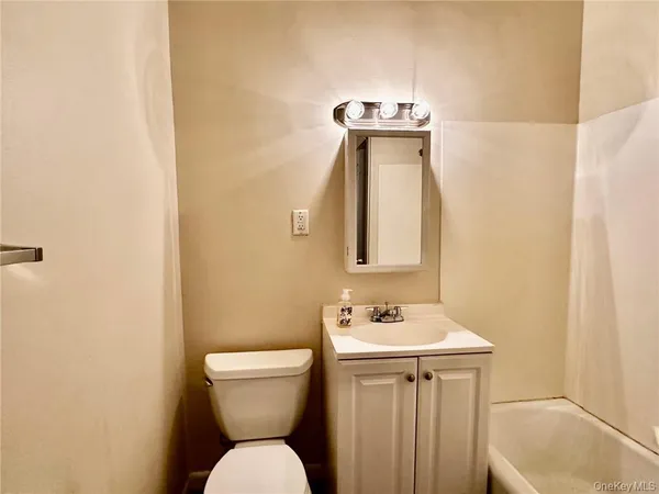 $1,700 | 86 Vineyard Avenue, Unit 2, Highland, NY 12528