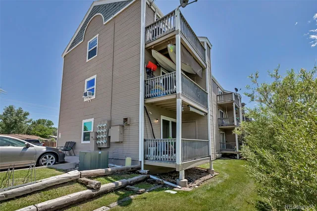 a view of a backyard with plants