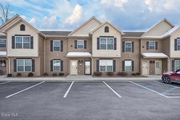 $319,900 | 44 Kendall Drive, Bethlehem, NY 12054