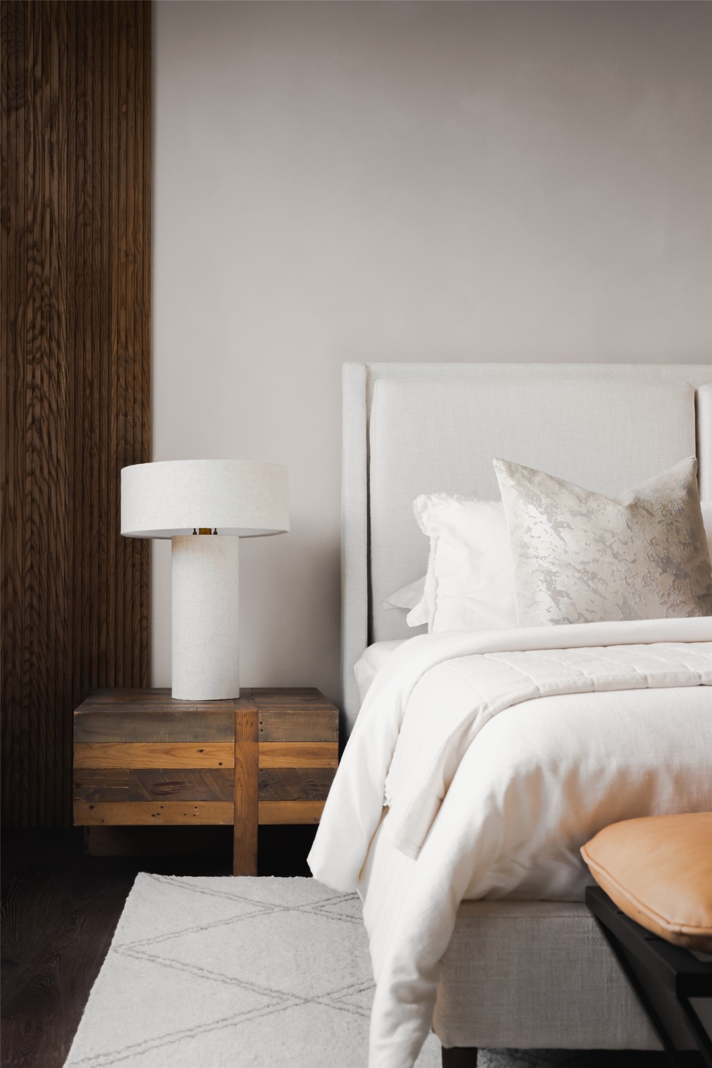 125 Broadwing Cove Austin, TX 78737 - Photo 21 of 40 a bed room with a bed and a lamp