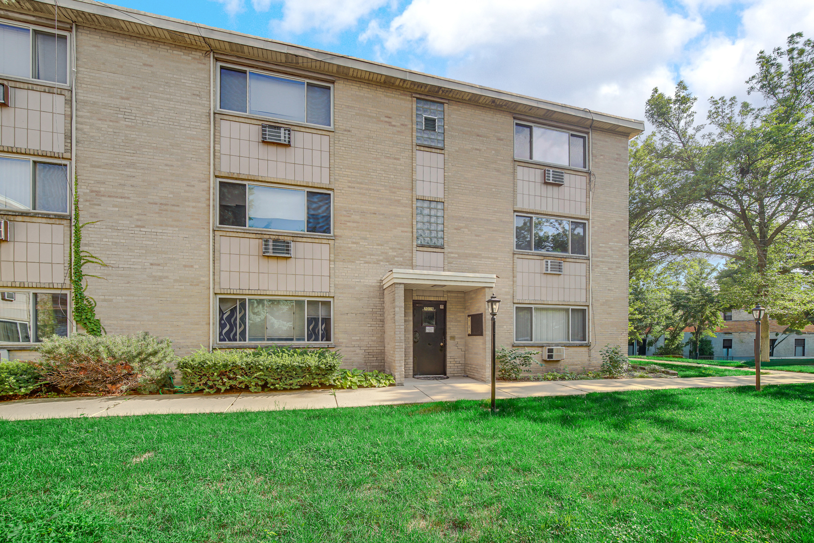 7019 North Ridge Boulevard, Unit 3B Chicago, IL 60645 - Photo 2 of 21 a front view of a house with garden