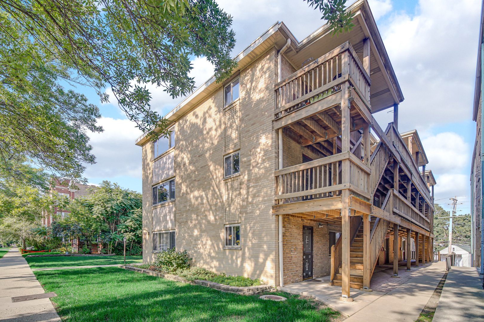 7019 North Ridge Boulevard, Unit 3B Chicago, IL 60645 - Photo 5 of 21 a view of a large building with a yard