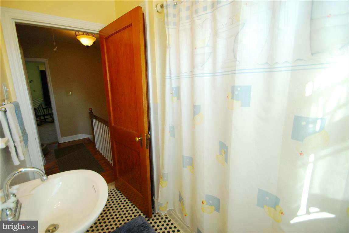 935 Elm Ridge Avenue Baltimore, MD 21229 - Photo 19 of 30 Bath