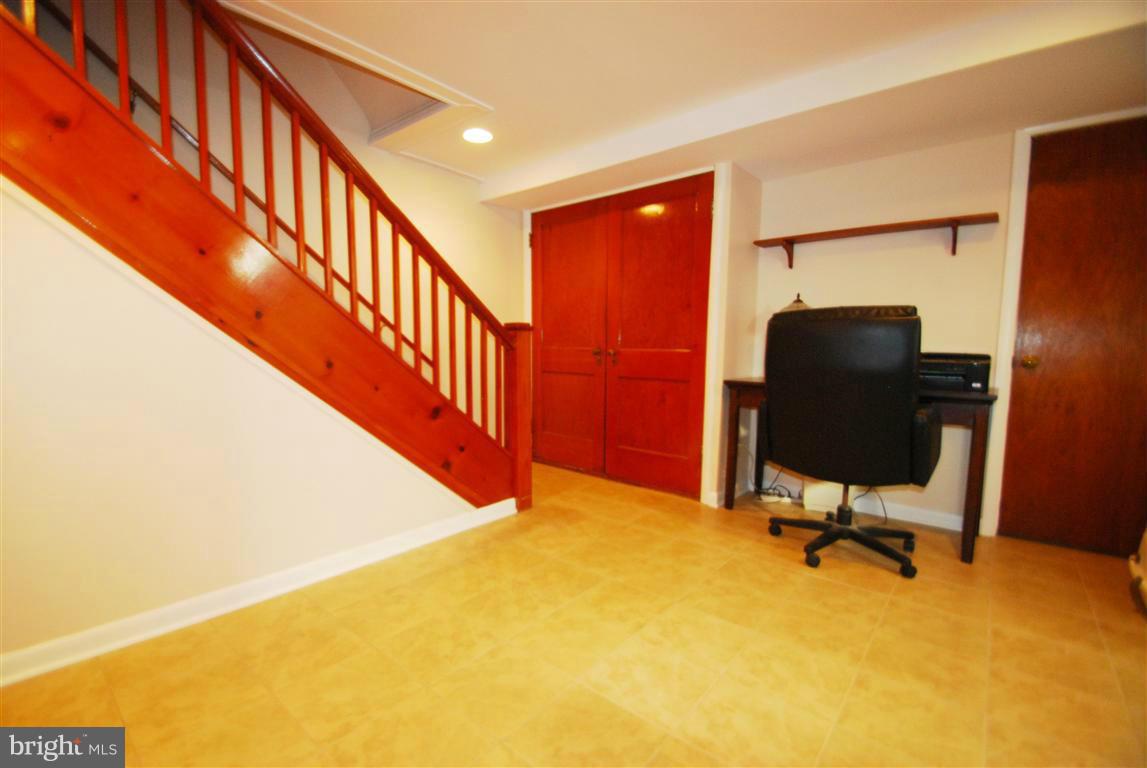 935 Elm Ridge Avenue Baltimore, MD 21229 - Photo 22 of 30 Family Room