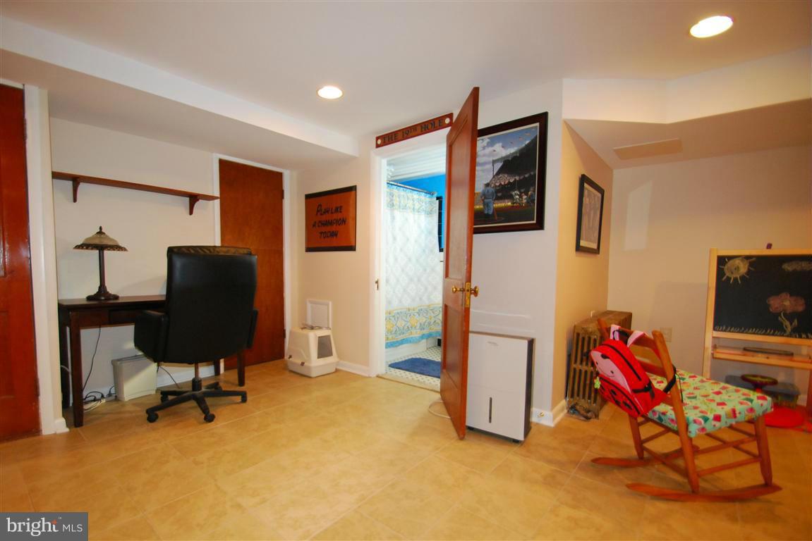 935 Elm Ridge Avenue Baltimore, MD 21229 - Photo 23 of 30 Family Room