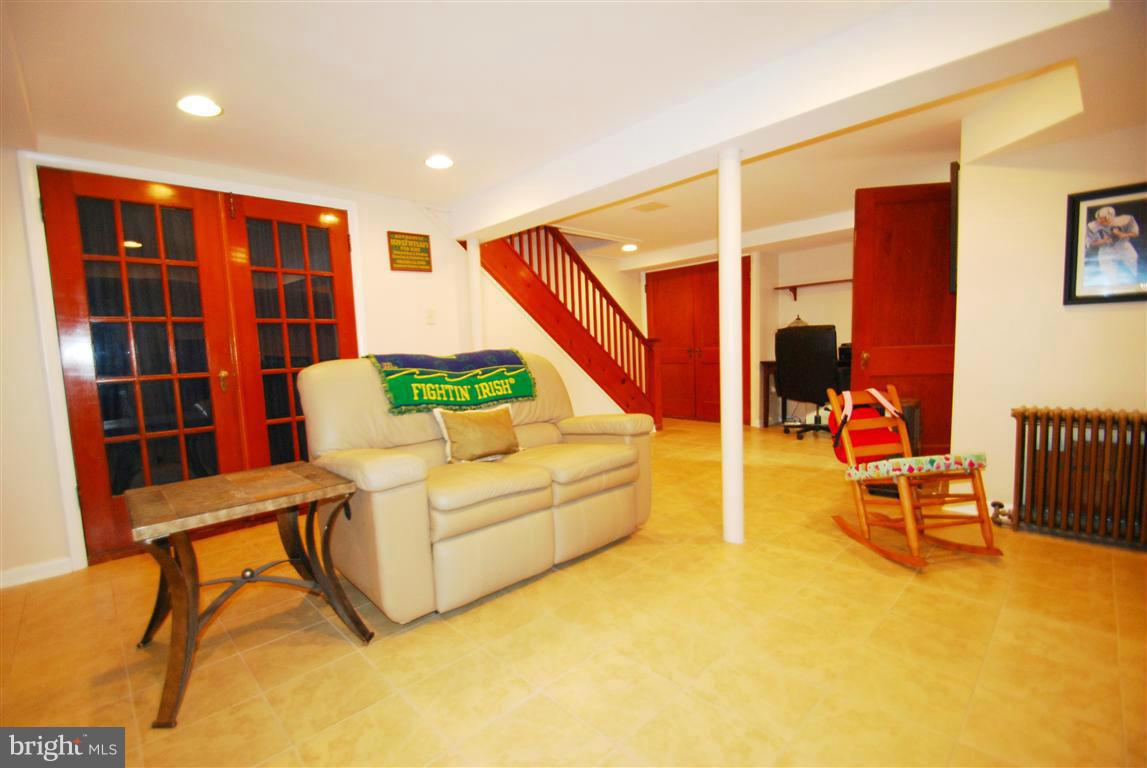 935 Elm Ridge Avenue Baltimore, MD 21229 - Photo 24 of 30 Family Room