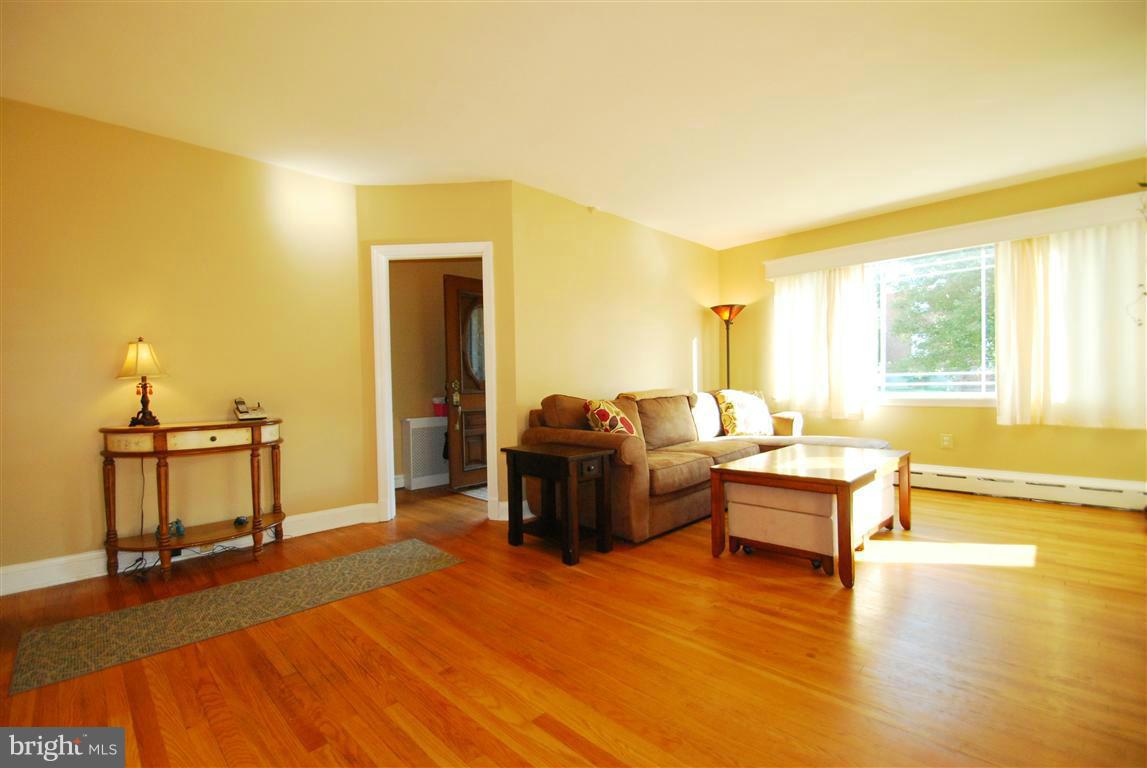 935 Elm Ridge Avenue Baltimore, MD 21229 - Photo 4 of 30 Living Room