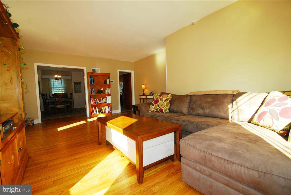 935 Elm Ridge Avenue Baltimore, MD 21229 - Photo 5 of 30 Living Room