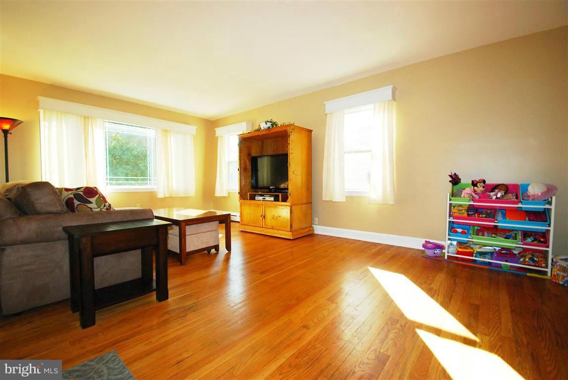 935 Elm Ridge Avenue Baltimore, MD 21229 - Photo 6 of 30 Living Room