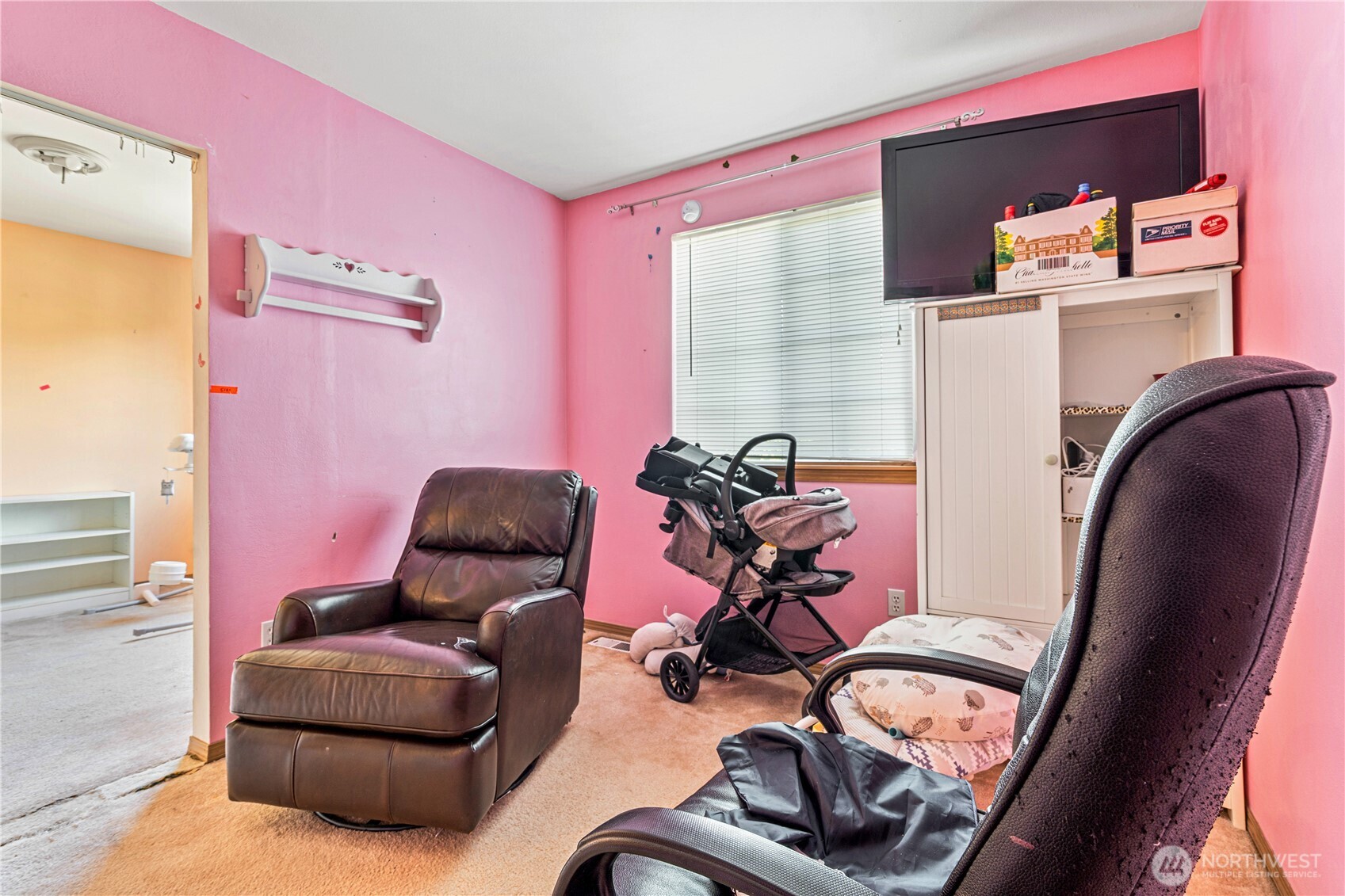5620 Seahurst Avenue Everett, WA 98203 - Photo 23 of 28 a living room with furniture and a mirror