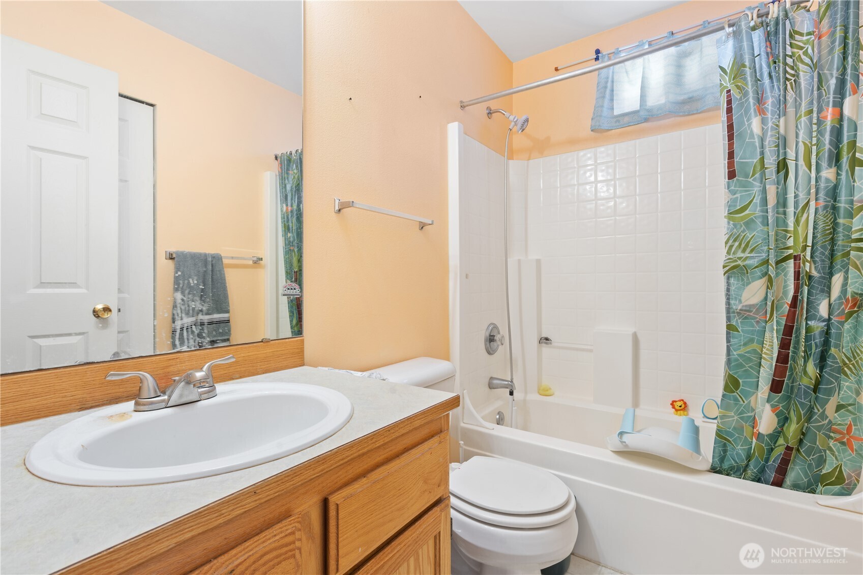5620 Seahurst Avenue Everett, WA 98203 - Photo 24 of 28 a bathroom with a sink a toilet and a bathtub