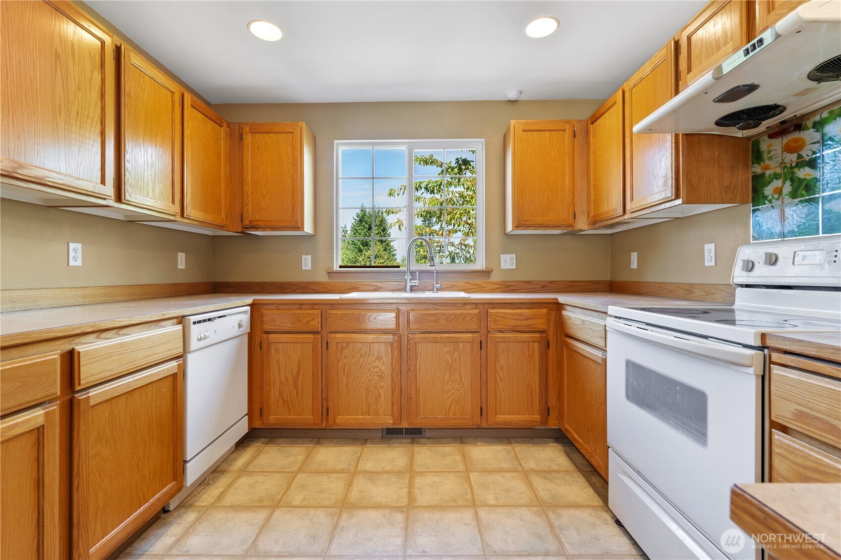 5620 Seahurst Avenue Everett, WA 98203 - Photo 3 of 28 a kitchen with a sink stove and cabinets