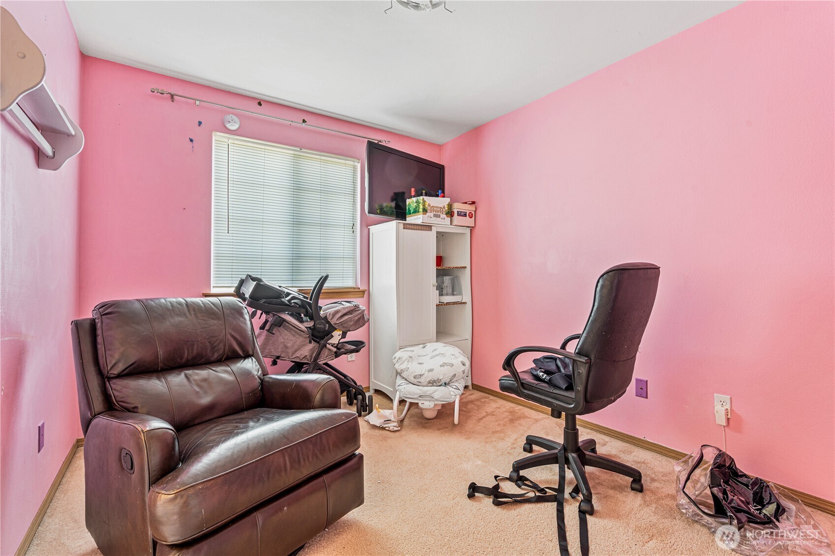 5620 Seahurst Avenue Everett, WA 98203 - Photo 9 of 28 a living room with furniture and a chair