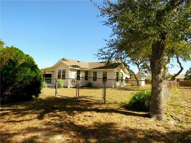 $1,215 | 911 South Rife Street, Aransas Pass, TX 78336