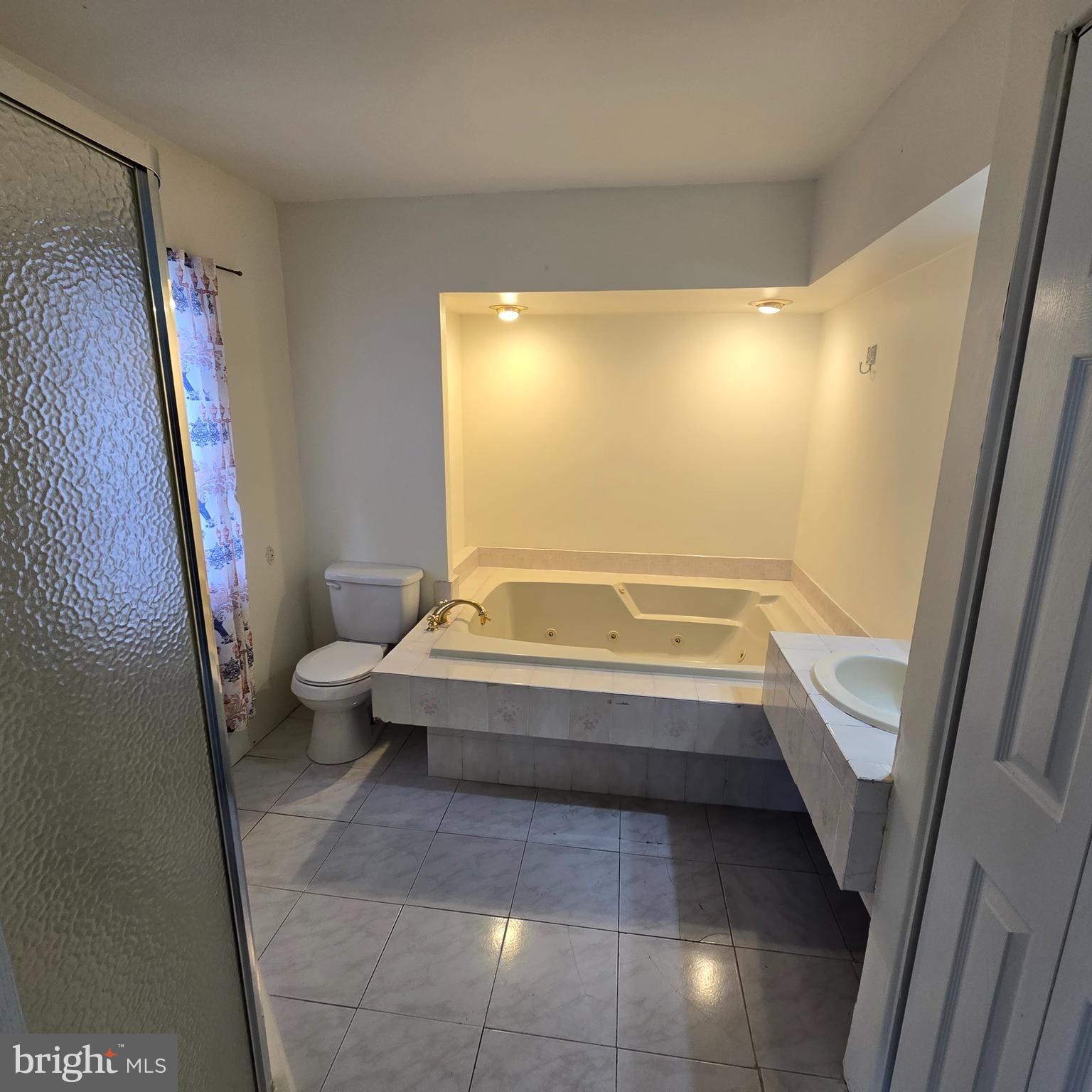 206 Hollybush Place Clementon, NJ 08021 - Photo 12 of 17 a bathroom with a bathtub and toilet