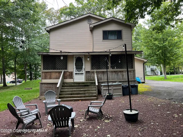 a view of a house with backyard