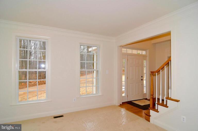 8447 High Ridge Road Ellicott City, MD 21043 - Photo 4 of 25 Living Room