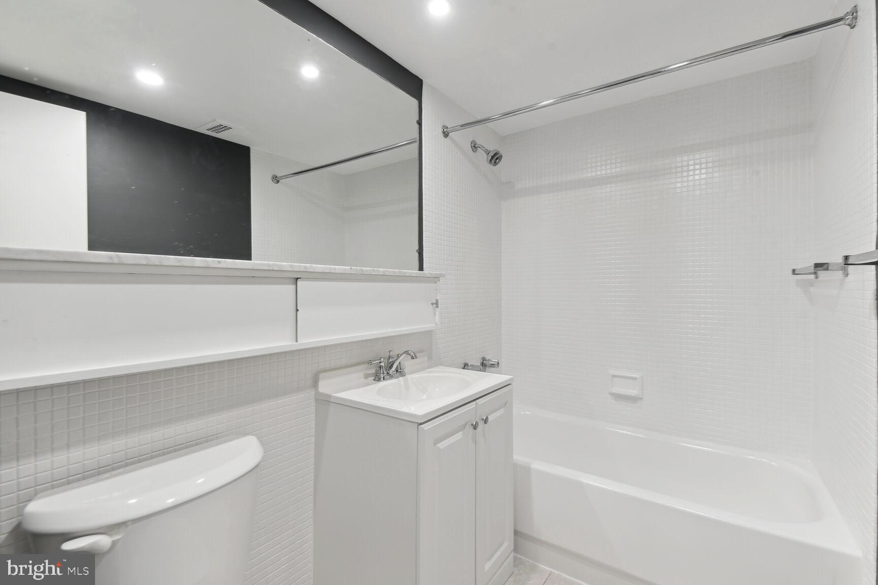 1250 4th Street Southwest, Unit W413 Washington, DC 20024 - Photo 17 of 36 Immaculate and bright full bath