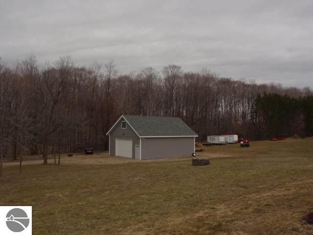 10025 South Maple City Road Maple City, MI 49664 - Photo 4 of 15 1701540-3.JPG