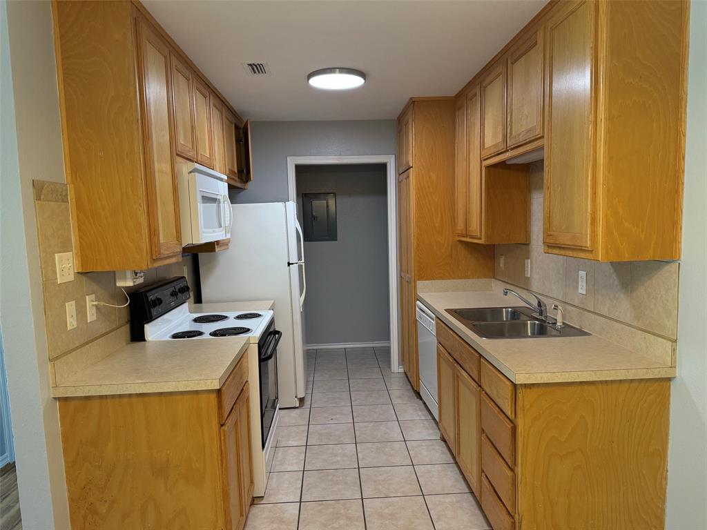 204 School House Road Paradise, TX 76073 - Photo 3 of 15