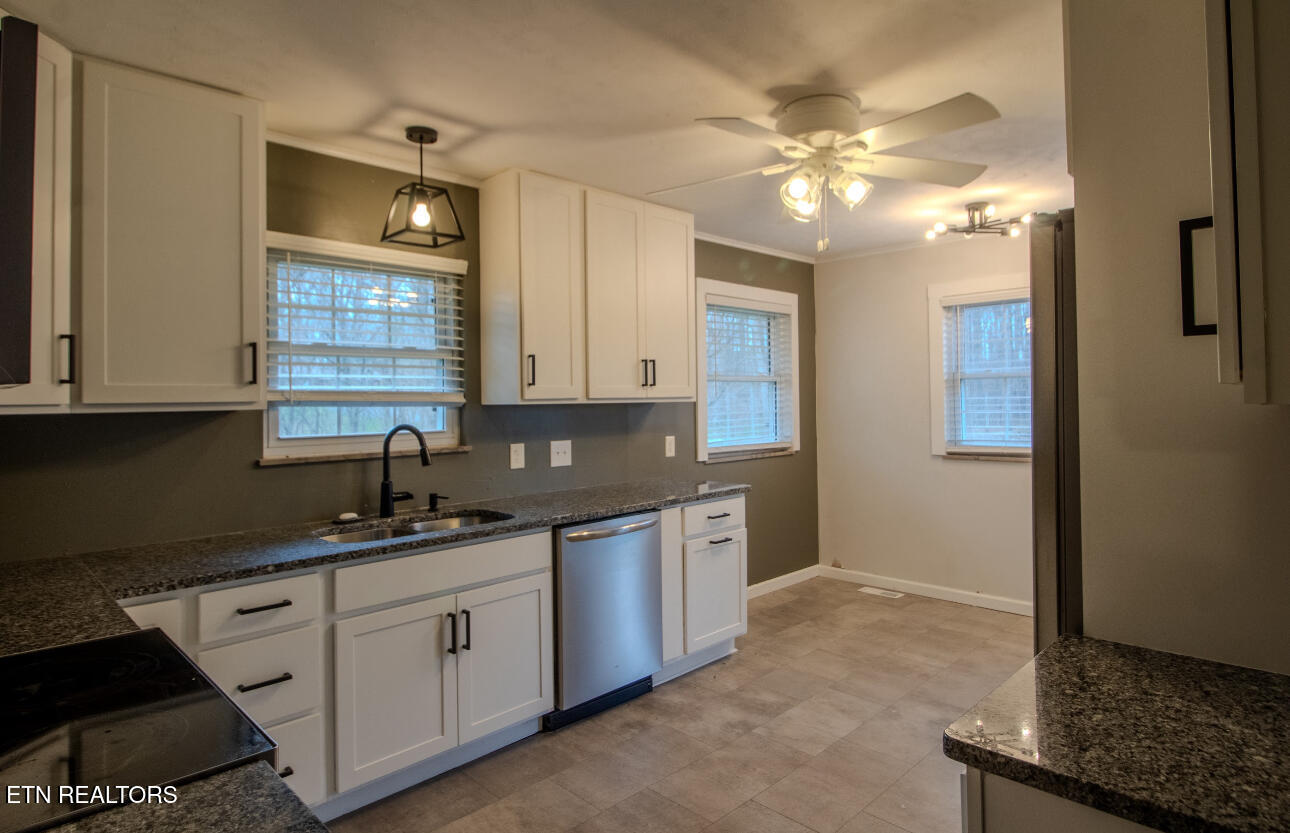 1052 Sunset Circle Newport, TN 37821 - Photo 7 of 37 IMG_3073