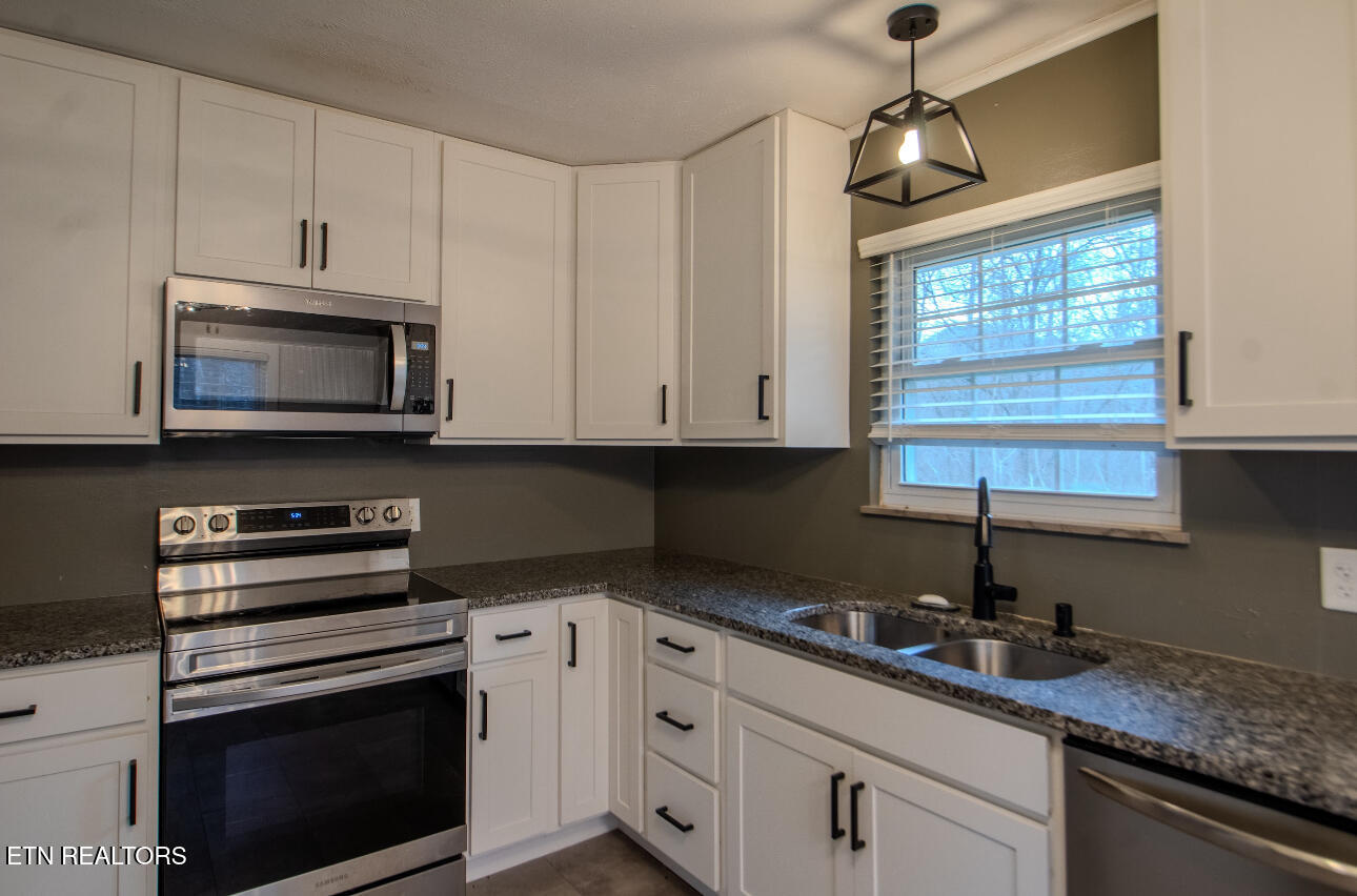 1052 Sunset Circle Newport, TN 37821 - Photo 8 of 37 IMG_3072