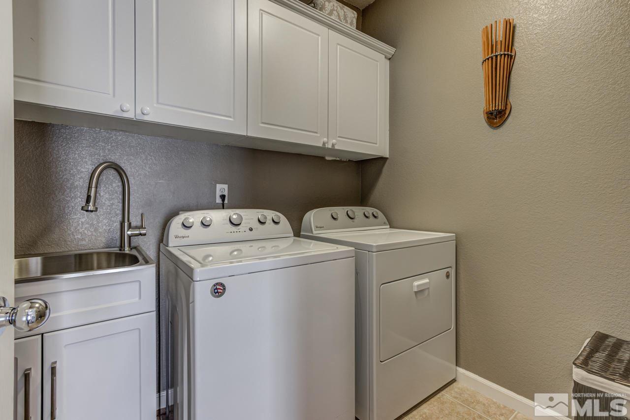9275 Hummer Drive Reno, NV 89521 - Photo 30 of 33 a utility room with dryer and washer
