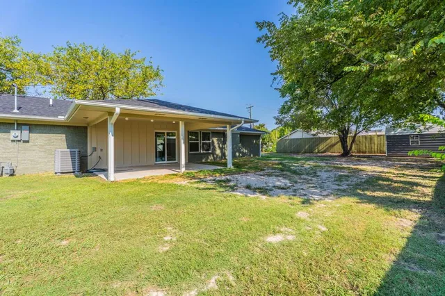 a view of a house with a backyard