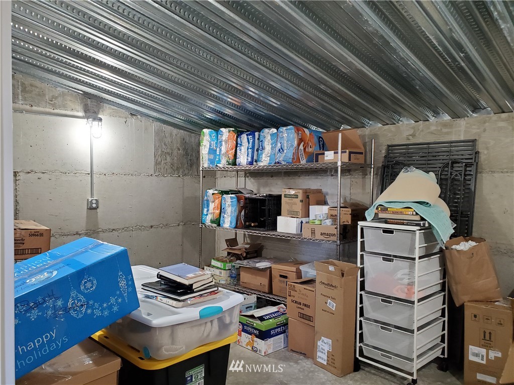 400 Cormorant Bay Road Orcas Island, WA 98245 - Photo 37 of 39 a workspace with furniture