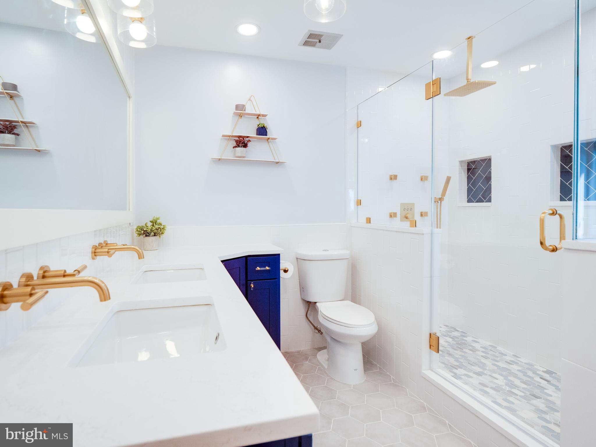 1431 Kingsvale Circle Herndon, VA 20170 - Photo 31 of 66 Owner's bath