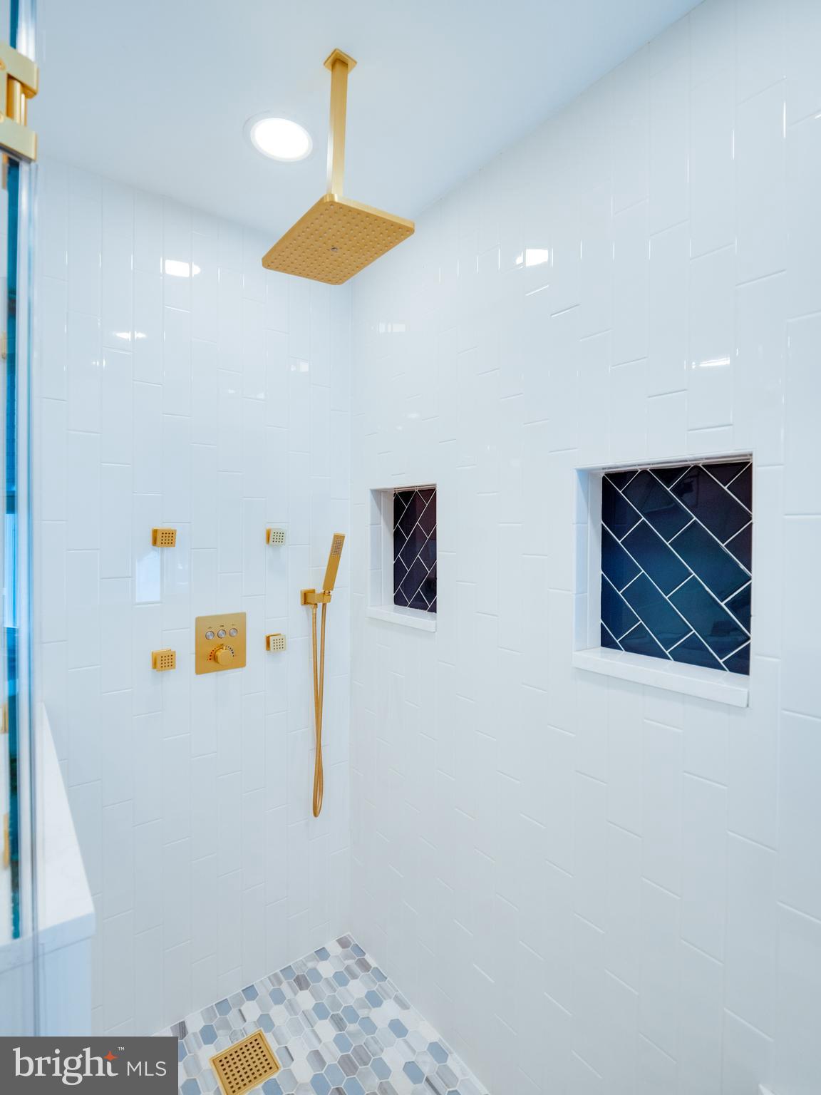 1431 Kingsvale Circle Herndon, VA 20170 - Photo 32 of 66 Owner's bath