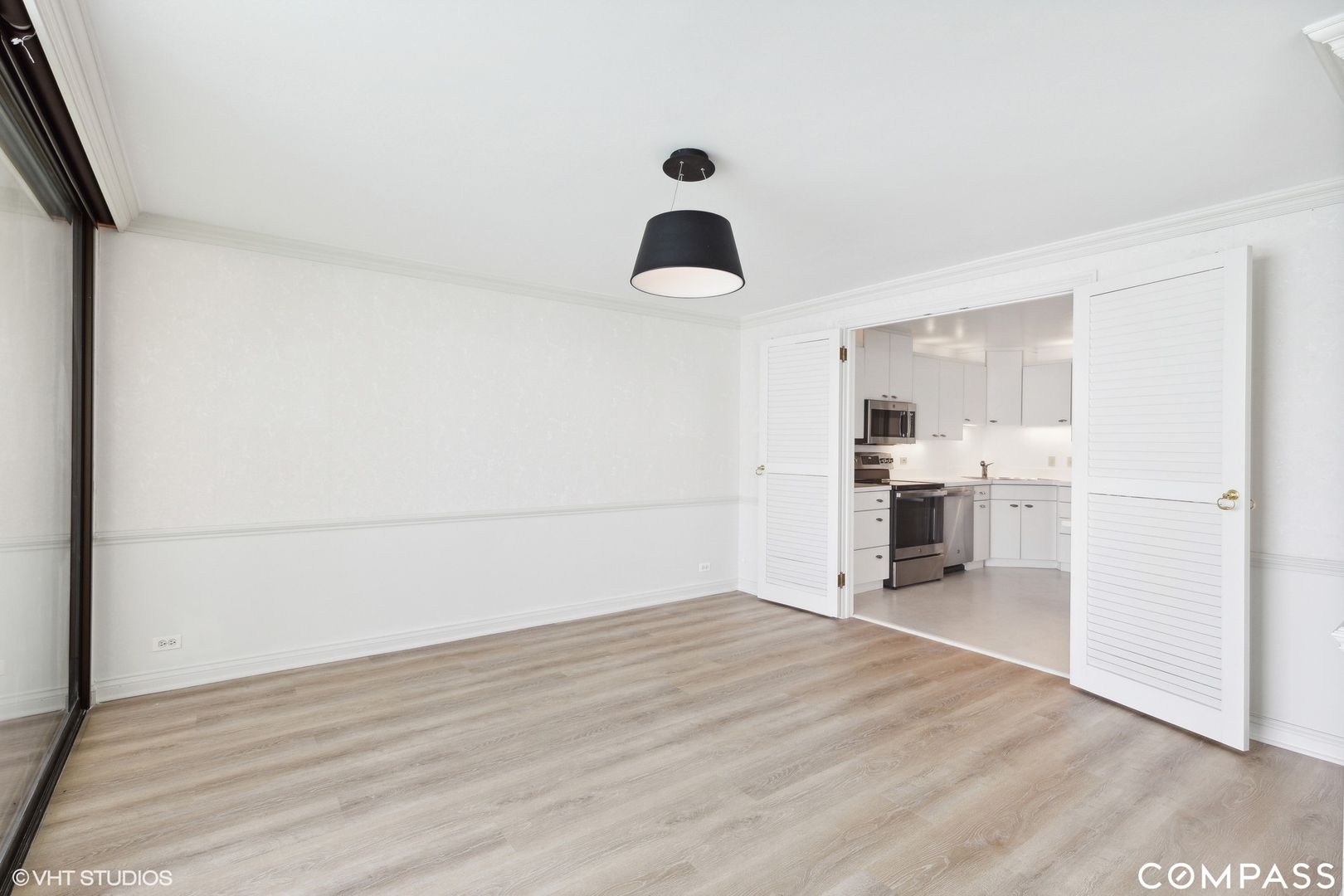 1500 Sheridan Road, Unit 9K Wilmette, IL 60091 - Photo 11 of 29 a view of empty room with wooden floor