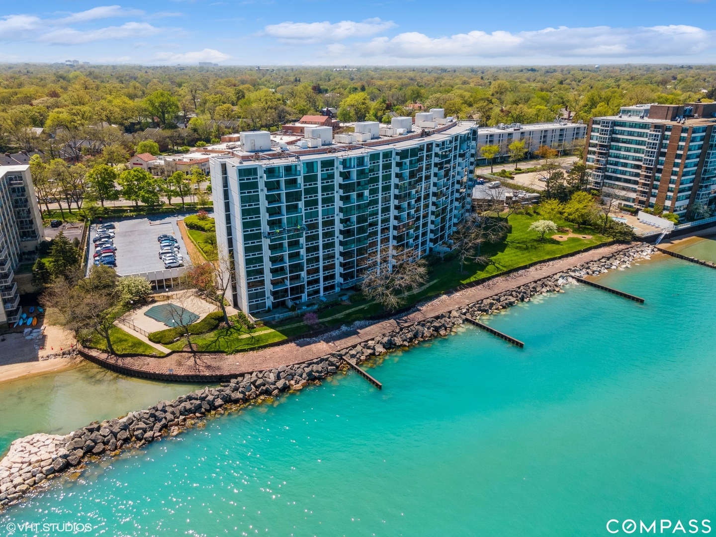1500 Sheridan Road, Unit 9K Wilmette, IL 60091 - Photo 5 of 29 a view of a city and an ocean view