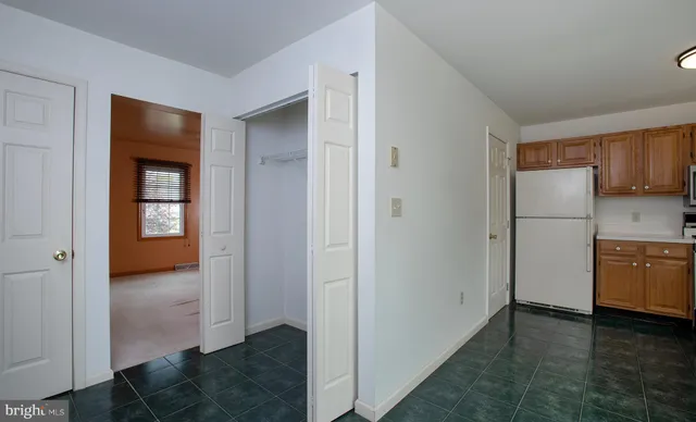 an empty room with windows and ceiling fan