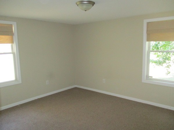 93 Stuart Street Springfield, MA 01119 - Photo 20 of 24 an empty room with a window