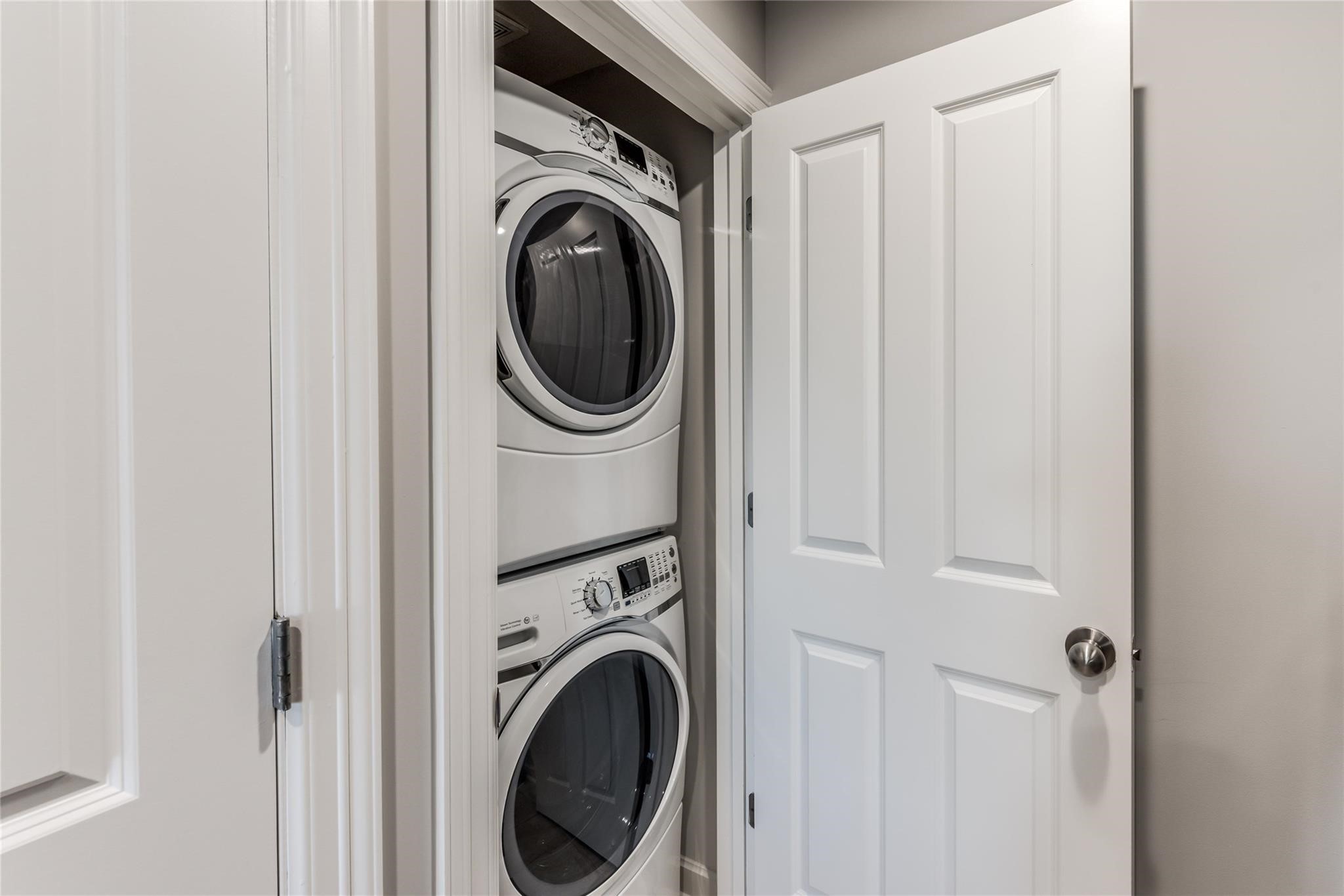 914 Main Street, Unit 1503 Houston, TX 77002 - Photo 15 of 33 a view of a hallway with washer and dryer