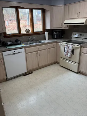 $559,000 | 11 Square Woods Drive, LaGrangeville, NY 12540