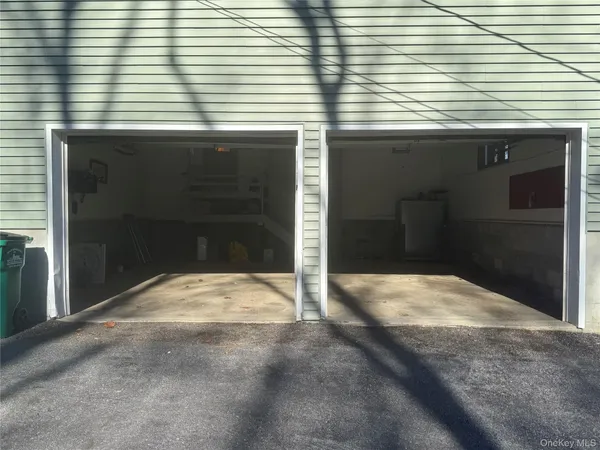 a view of backyard of the house