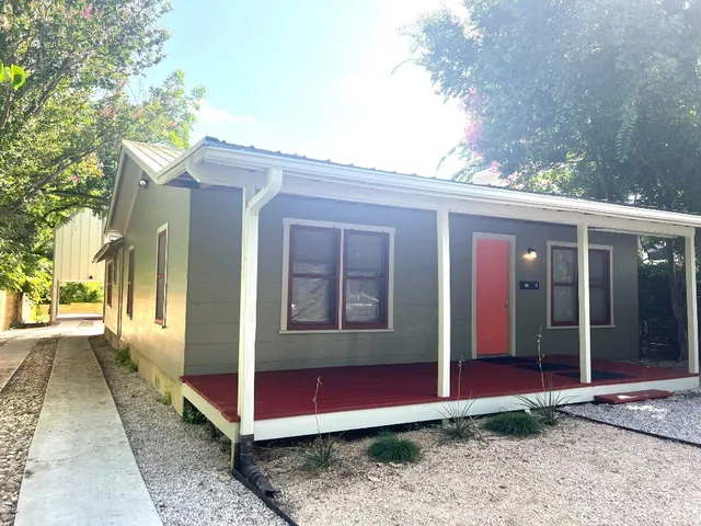 a view of a entrance of the house