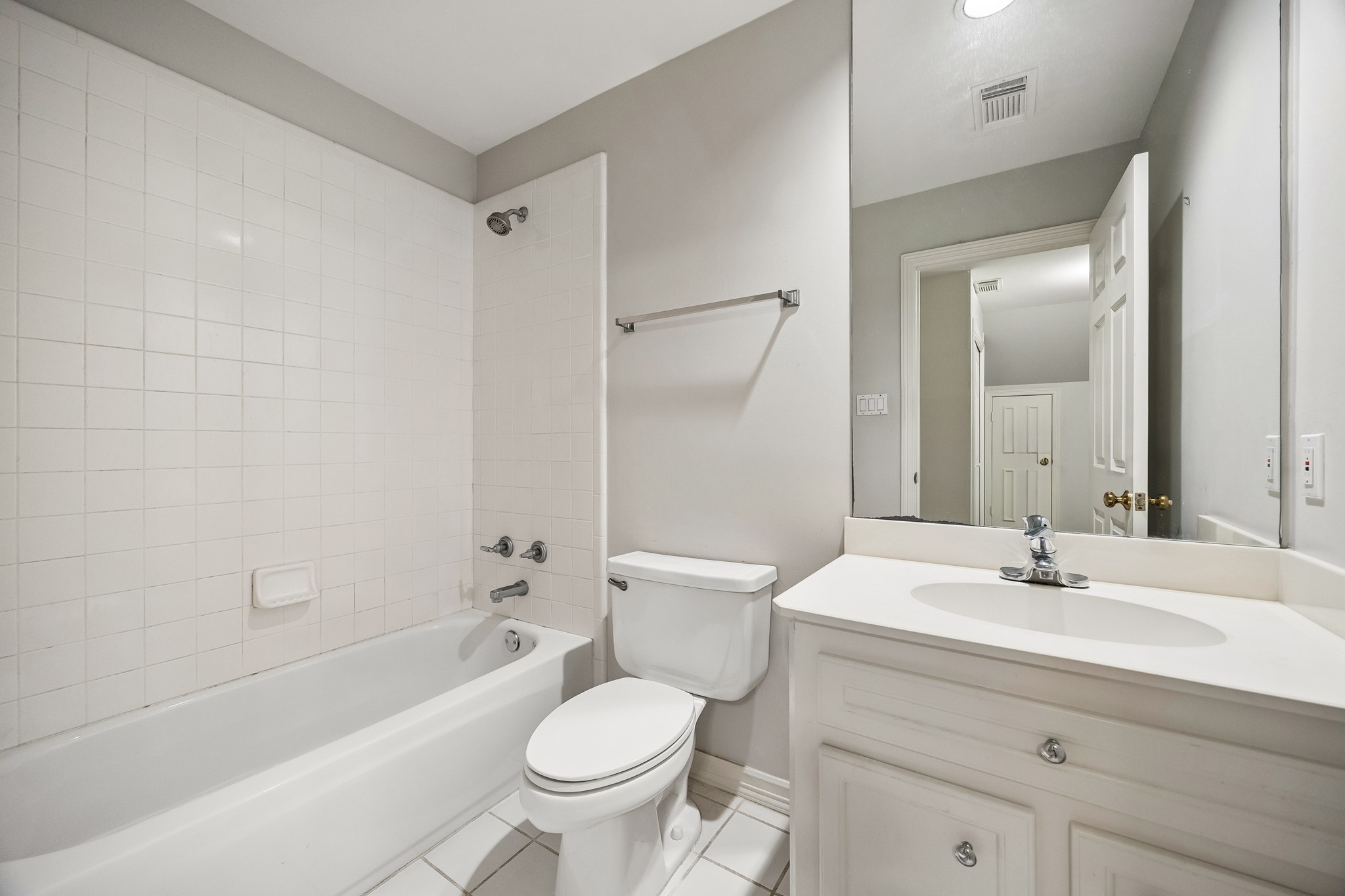6022 Burgoyne Road Houston, TX 77057 - Photo 23 of 30 Bright secondary bathroom with a vanity, tub/shower combination, and neutral finishes designed for comfort and functionality.