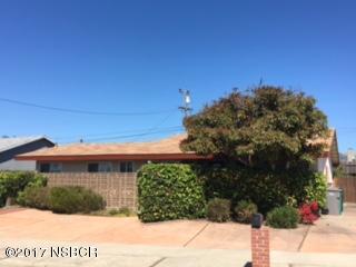 a view of a back yard